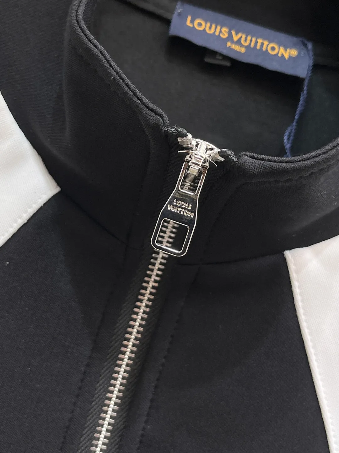 🅿️720 [LV Louis Vuitton] hot-selling suit is coming. Focus on the original version of the official website. 2025 new hot-selling cardigan and sweatshirt suit. The original order is the best. 🇭🇰The meticulous work of top designers. Just for a fitting and perfect upper body effect. All-natural high-quality Tencel Roman cotton 100%, close-fitting comfort, noble and elegant! Original hardware embodies elegance and nobility! Counter size: M-3XL (maximum wear up to 190 pounds)
